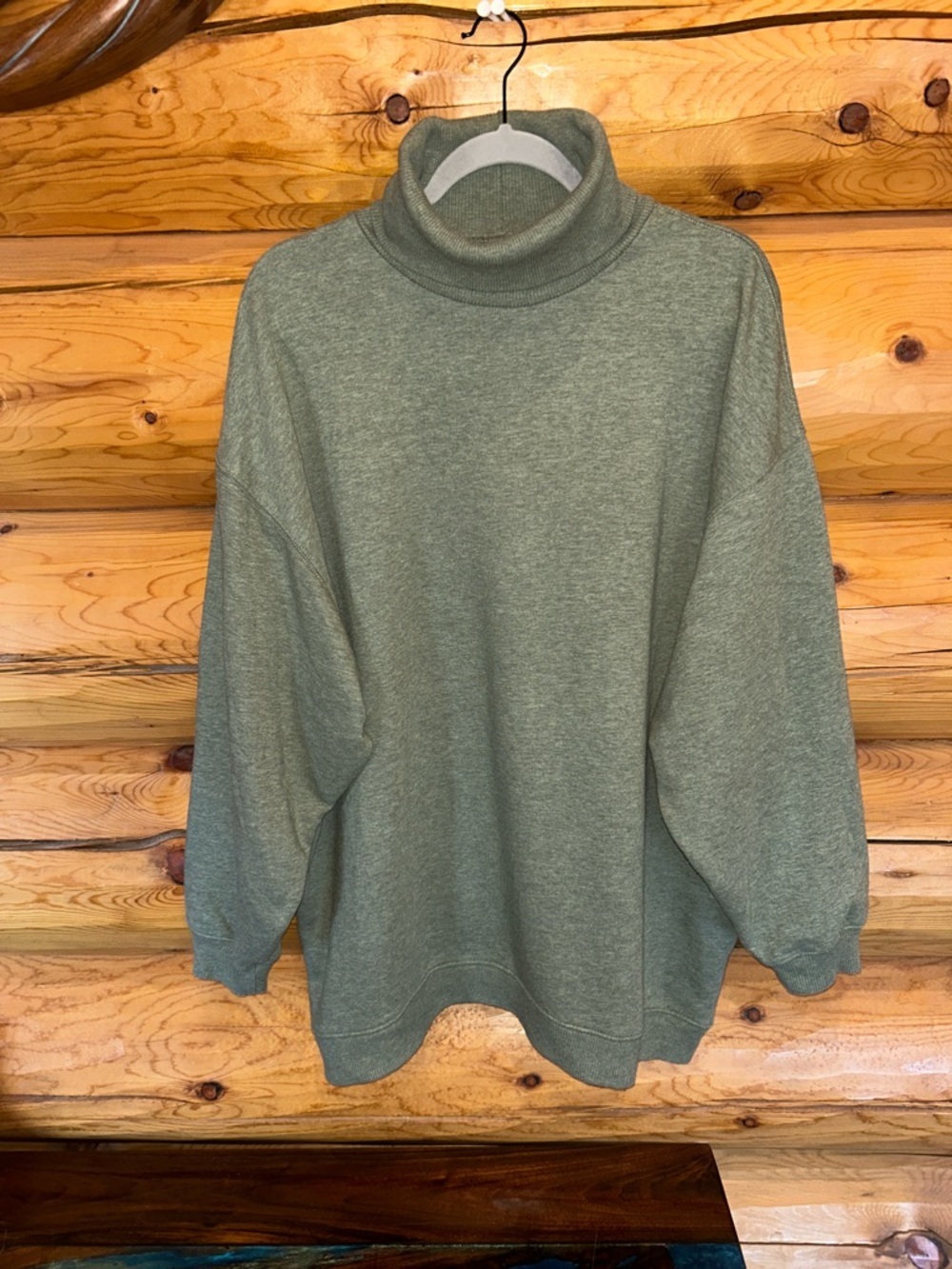 American Eagle EUC Turtleneck Sweatshirt Size Medium in Washed Pine Green